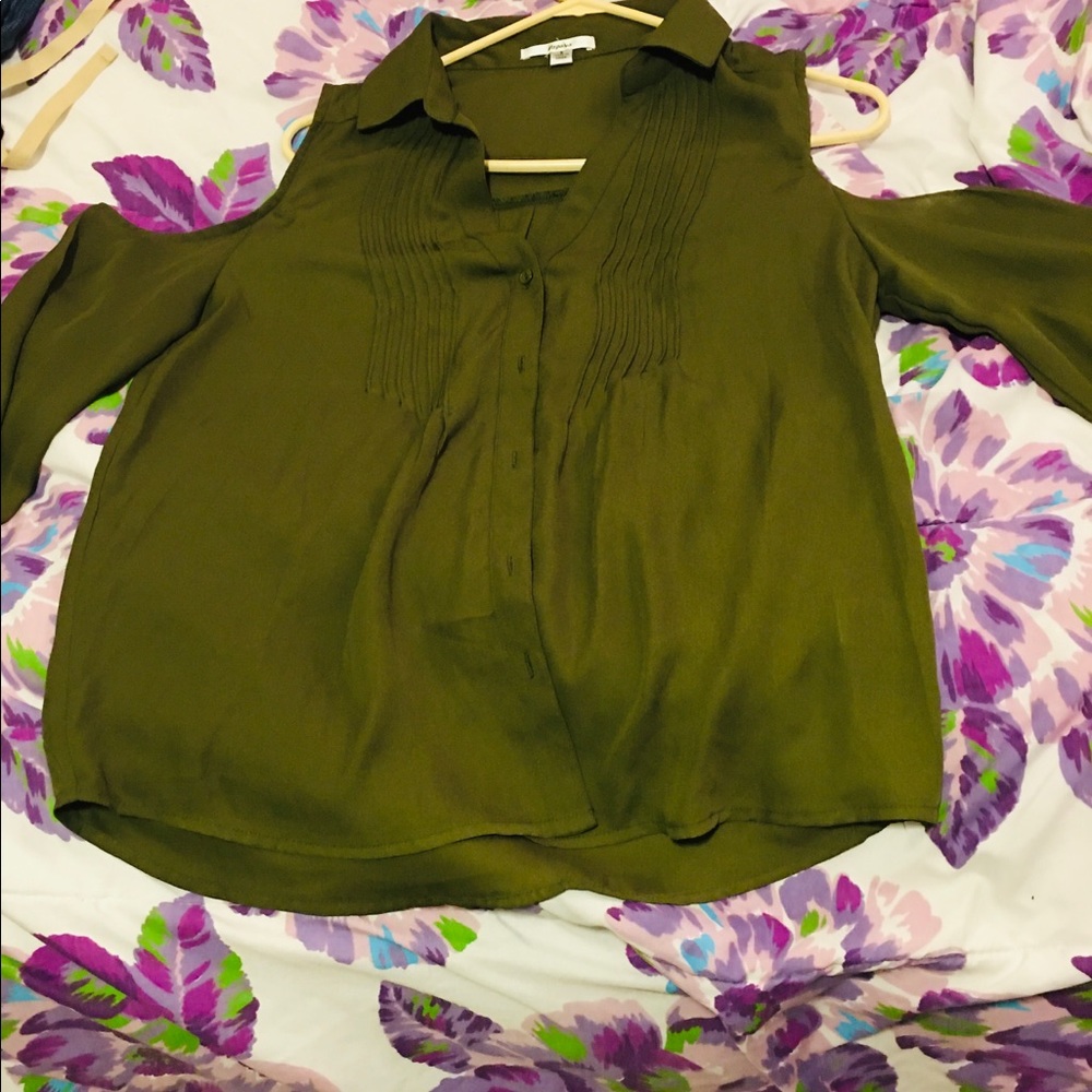 Long sleeve with cut out shoulders & button down